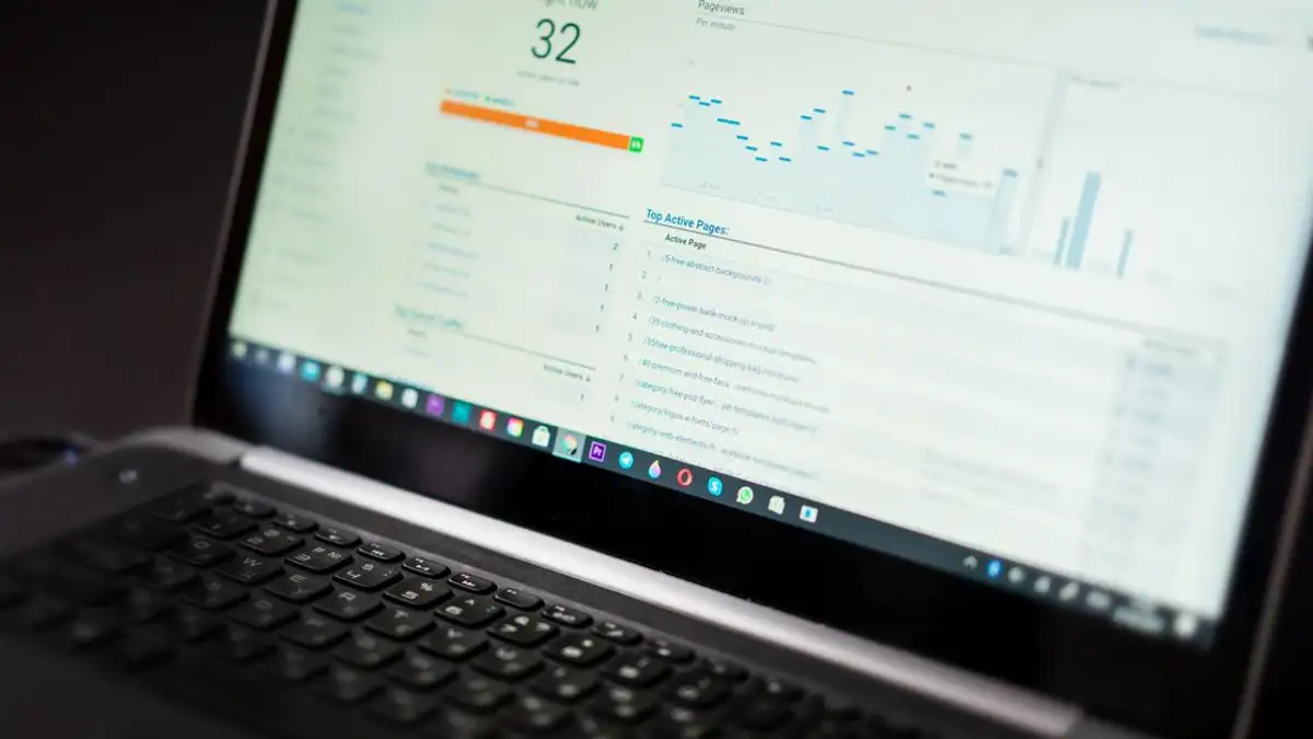 Sebuah laptop yang menampilkan dasbor analitik dengan alat pelacakan dan analisis data waktu nyata.
