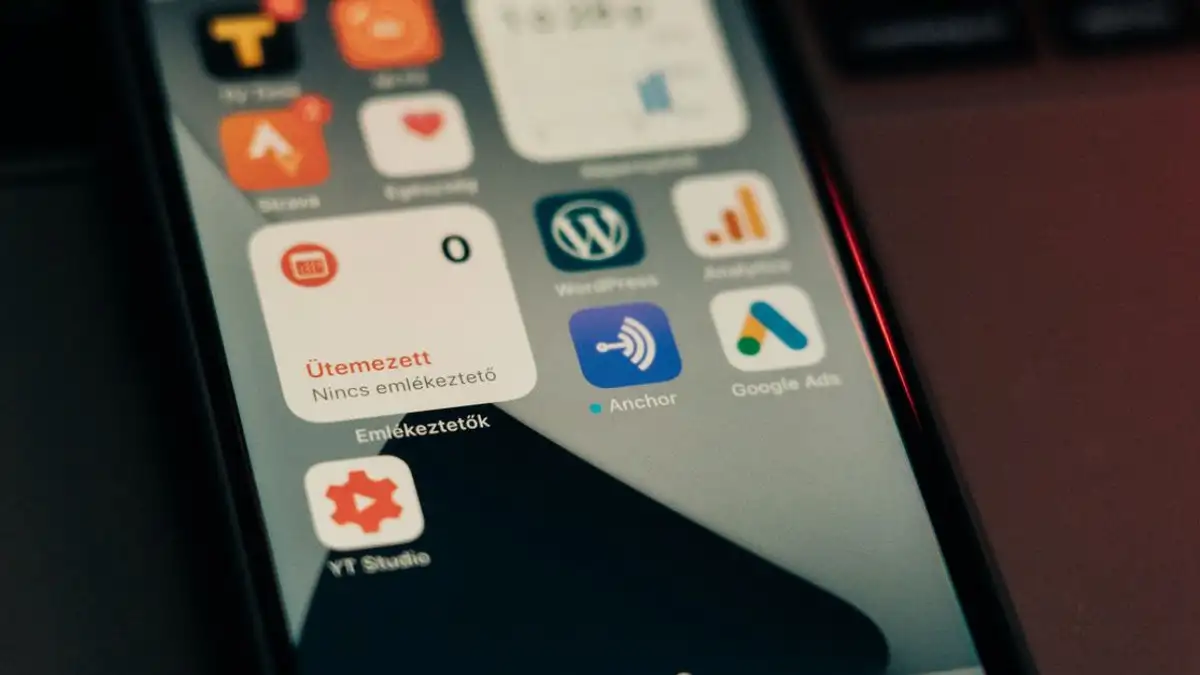 Tampilan close-up layar smartphone yang menampilkan berbagai ikon aplikasi dan notifikasi.