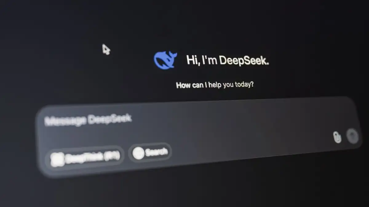 Tampilan terperinci antarmuka DeepSeek AI, menampilkan pesan sambutan pada latar belakang gelap.