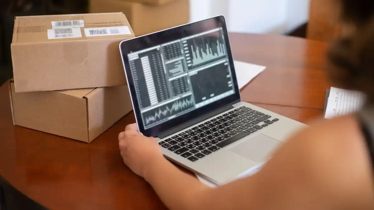 Pemilik usaha kecil yang mengelola pesanan online dari laptop di Portugal.