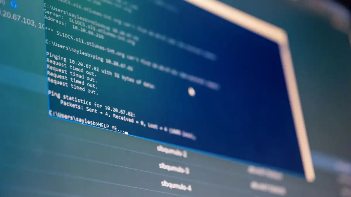 Close-up analisis data digital yang ditampilkan di monitor komputer dengan nada biru.
