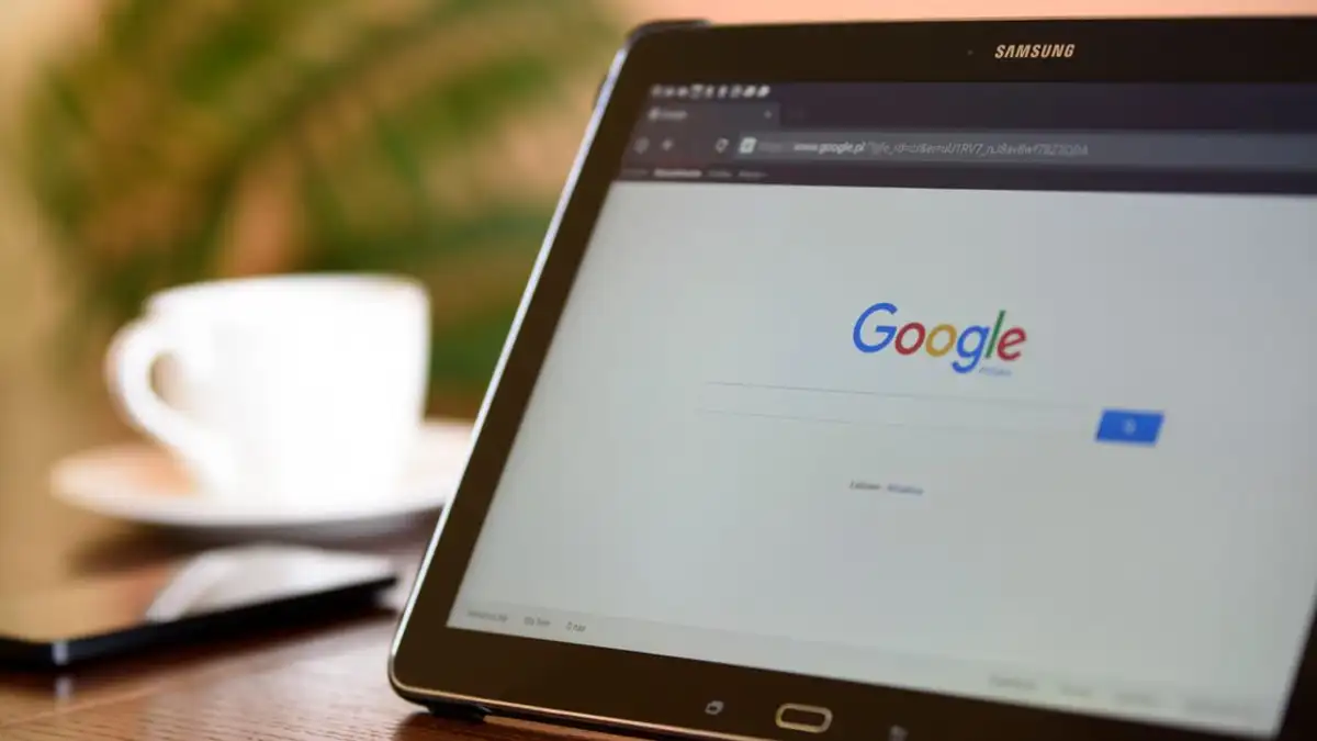 Tablet Samsung di meja yang menunjukkan halaman utama Google, sempurna untuk konten terkait teknologi.