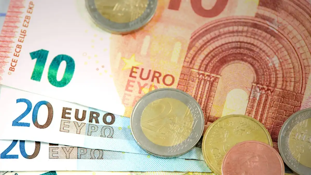 Foto detail uang kertas dan koin Euro yang menampilkan denominasi mata uang.