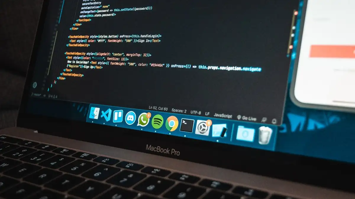 Dekat laptop dengan kode di layar, sempurna untuk menggambarkan konsep pemrograman.