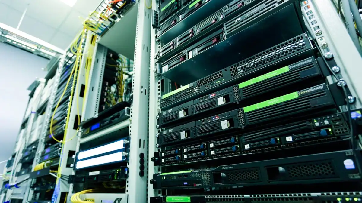 Rak server high-tech di pusat data yang aman dengan kabel jaringan dan komponen perangkat keras.