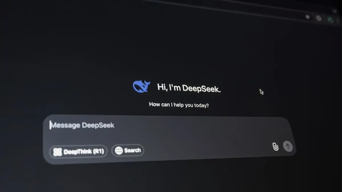 Tampilan dekat antarmuka asisten digital pada layar gelap, menampilkan komunikasi teknologi AI.