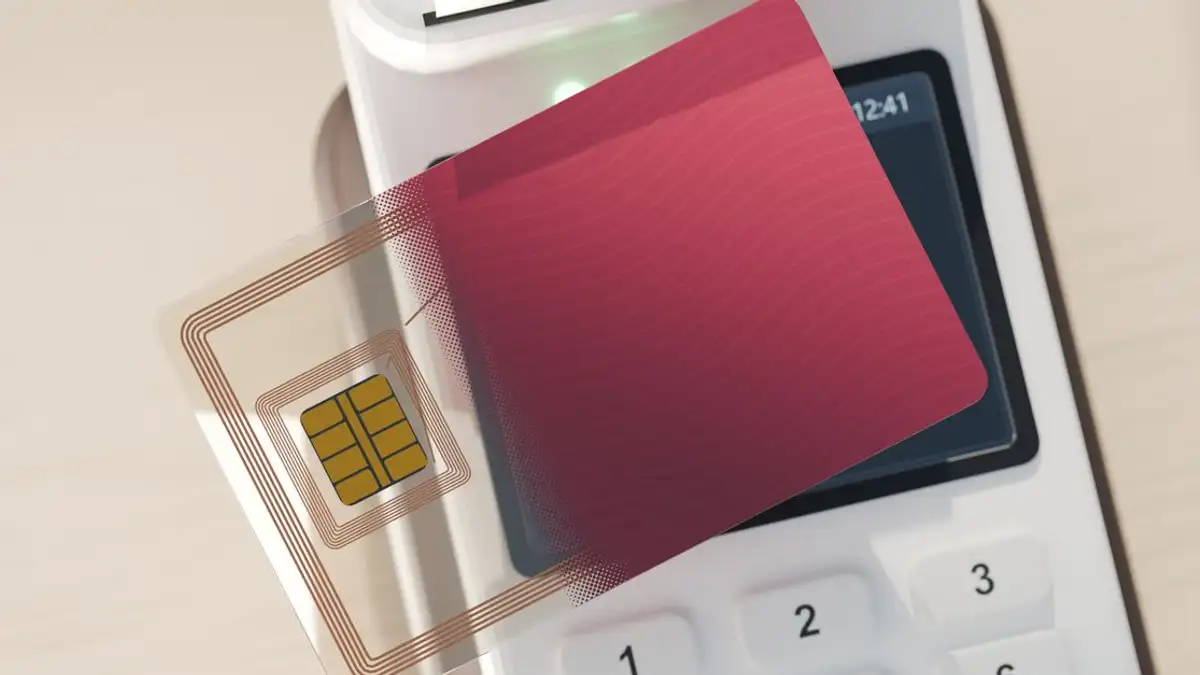 Tampilan dekat kartu NFC dan terminal pembayaran yang menggambarkan transaksi tanpa kontak.