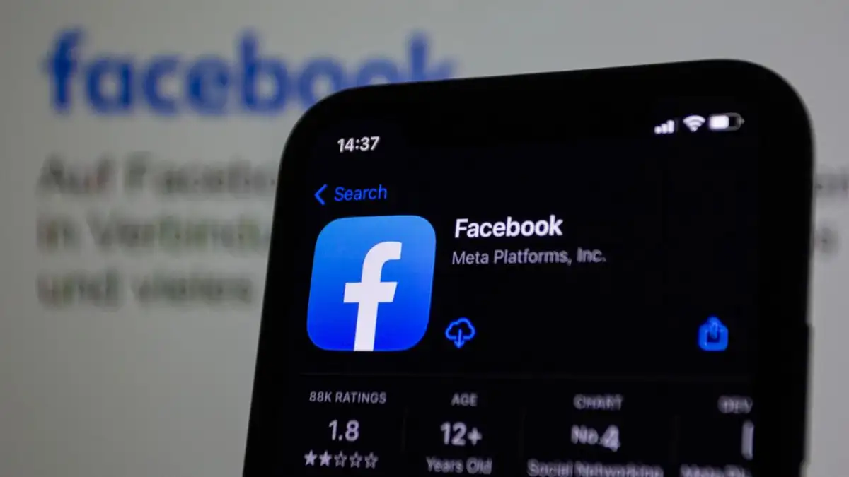 Gambar dekat aplikasi Facebook di smartphone modern, menekankan teknologi.