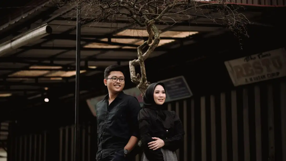 Para profesional Muslim tersenyum berpose di luar ruangan di Curup, Indonesia.