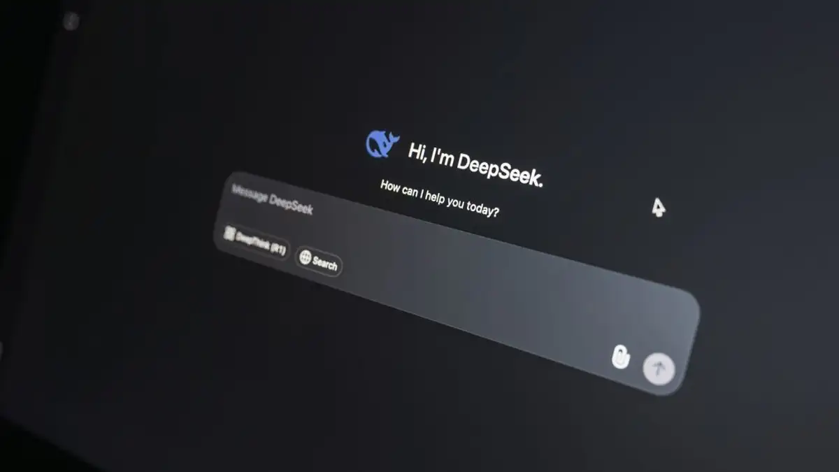 Tampilan dekat antarmuka obrolan AI DeepSeek pada layar laptop dalam cahaya redup.
