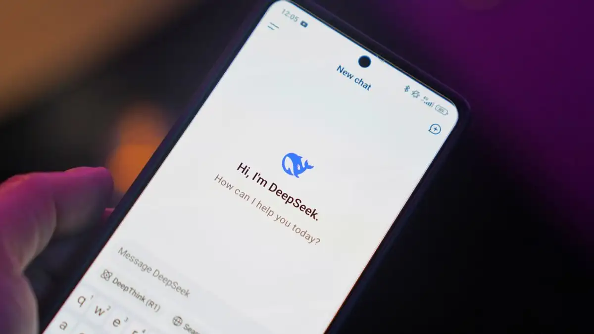 Close-up smartphone menunjukkan antarmuka chat AI dengan asisten digital DeepSeek.