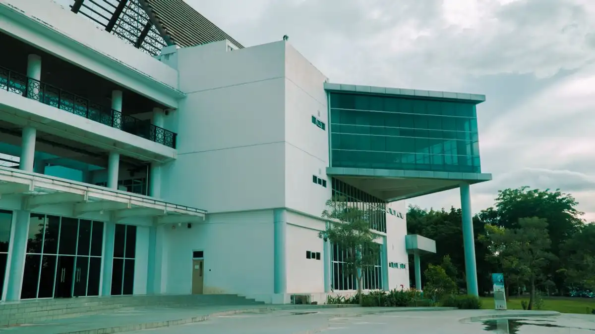 Fasad bangunan kontemporer Universitas Tanjungpura di Pontianak, Indonesia.